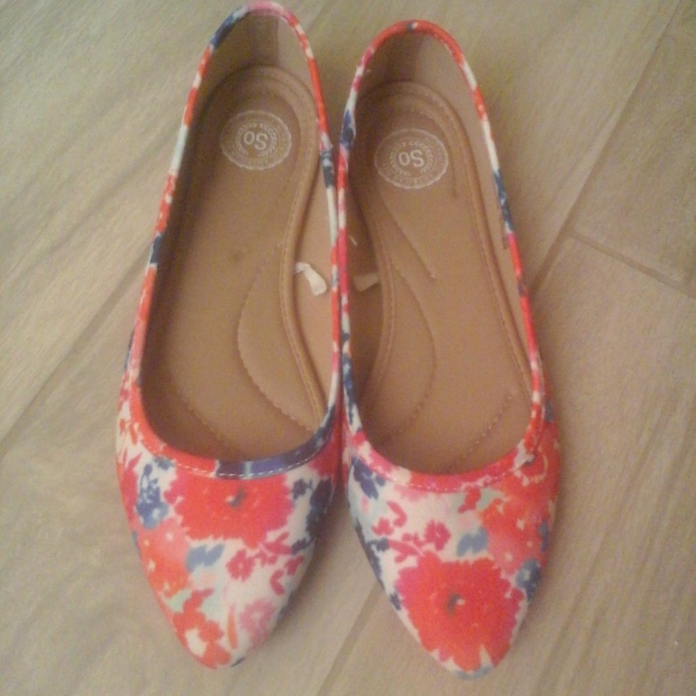 SO Multi-color Floral Fabric Pointed Toe Slip On Ballet Flats    Size 7M